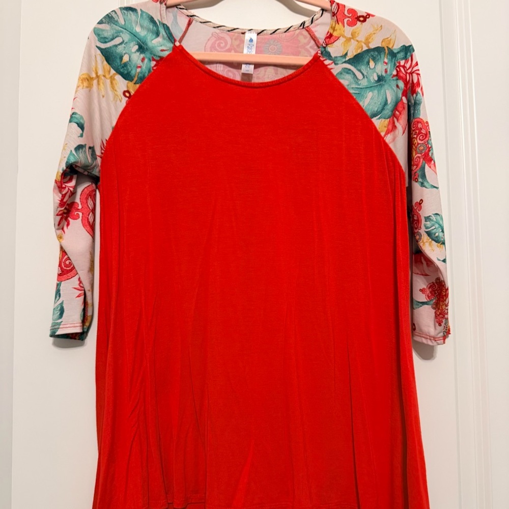 Paisley grace talk to the palm medium top. Only worn a few times.